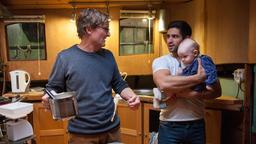Baby Lea (Paulina Natrup) hat Hunger. Tarik (Daniel Rodic) und Ralle (Jörn Hentschel) sind sich nicht einig, wie man die Babymilch richtig zubereitet.