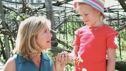 Barbara (Jutta Speidel, li.) und ihre Enkelin Anna (Soraya Richter) erkunden die Flora und Fauna des italienischen Südens.