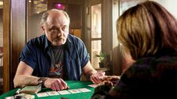 Barmann Charly (Karl Fischer) bringt Rosa (Cornelia Froboess) das Pokern bei.