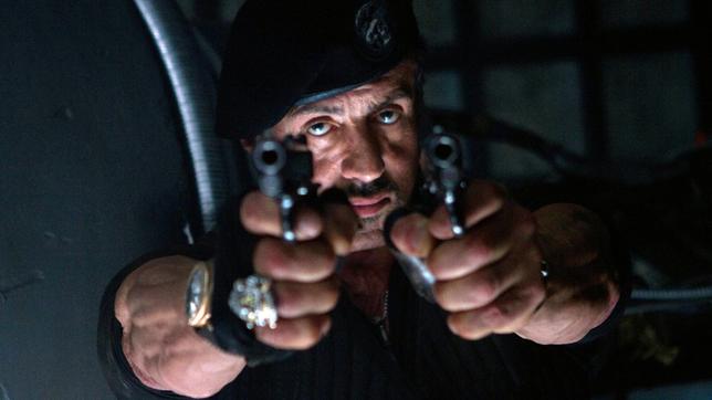 Bild: ARD Degeto Barney Ross (Sylvester Stallone) hat alle Hände voll zu tun.