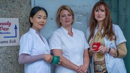 „Beauty Oase Marzahn“: Kathi Grabowski (Jördis Triebel, Mitte) wird im Team von Chefin Jenny Chan (Yvonne Yung Hee Bormann, li.) und Kosmetikerin Lulu Moll (Deborah Kaufmann, re.) aufgenommen.