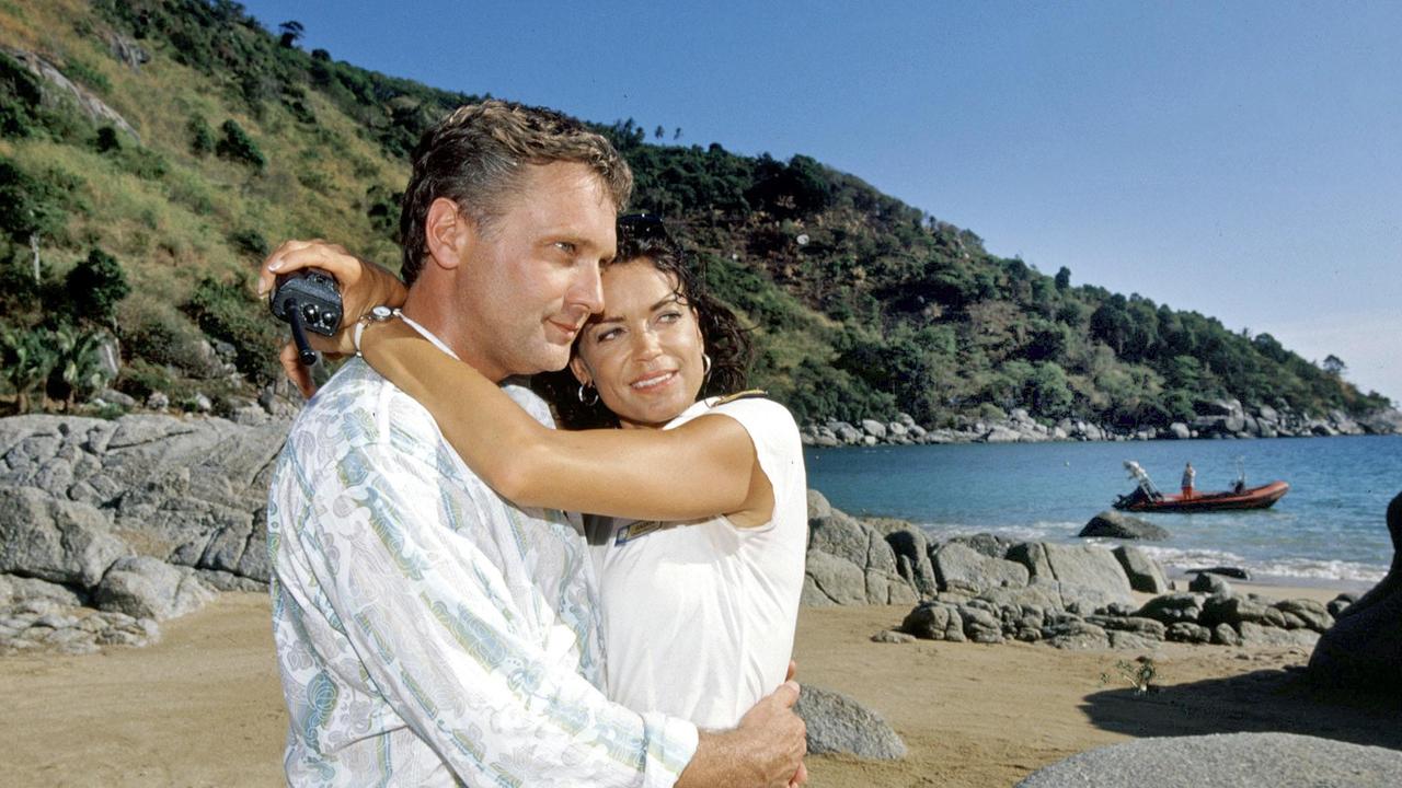 Bei Cruisedirektorin Saskia (Gerit Kling) flammen die Gefühle für ihre Exliebe Holger (Bernhard Schir) wieder auf.
