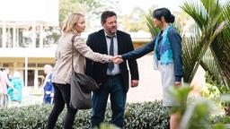 Bei den Ermittlungen: Sims (Fern Sutherland, li.) und Detective Shepherd (Neill Rea) treffen auf die Seniorenresidenzleiterin (Lydia Lee, re.).