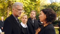 Bei der Beerdigung seiner Frau treffen Frido Schulz (Robert Atzorn), seine Tochter Vivien Schulz (Nina Weniger), sein Sohn David Schulz (Janek Rieke) und Rosa Schätzlein (Eva Mattes) aufeinander.