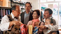 Bei der schwierigen Krawattenauswahl ziehen Erwin (Jaecki Schwarz, li.), der Boutique-Besitzer Theo (Daniel Friedrich), Günther (Wolfgang Winkler, 2.v.re.) und die kleine Charlotte (Laura Borlein) kurzerhand die schöne Anita (Susanne Uhlen, Mitte) zu Rate.