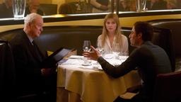 Bei einem Abendessen mit Pauline (Clémence Poésy) droht es, zwischen Mr. Morgan (Michael Caine, li.) und seinem Sohn Miles (Justin Kirk) zum Eklat zu kommen.