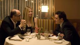 Bei einem gemeinsamen Abendessen macht Michelle (Gwyneth Paltrow) ihren Busenfreund Leonard (Joaquin Phoenix, re.) mit ihrem Liebhaber Ronald (Elias Koteas) bekannt.