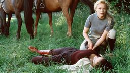Bei einem Reitausflug mit Irene (Marita Marschall, oben) wird Cora (Sonja Kirchberger) von einem Unbekannten angeschossen und schwer verletzt.