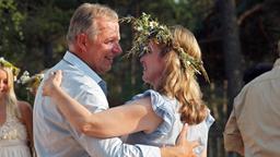 Bei einem traditionellen Inselfest wagt Marvin (Axel Milberg) ein kleines Tänzchen mit der sympathischen Fanny (Ann-Kathrin Kramer).