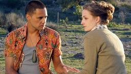 Bei ihrem Freund, dem Maori Steve (Jerome Kavanagh), findet die trauernde Mara (Karoline Teska) Halt und Trost.