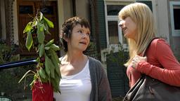 Bei ihrer Tochter Marie (Marisa Leonie Bach, re.) findet Eva (Katrin Sass) Verständnis für ihr neues Liebesglück.