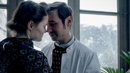 Beide wissen nichts vom Geheimnis des anderen.  Johanna Gabathuler (Dominique Devenport) und Dr. Mangold (David Kross)