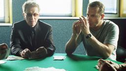 Beim Pokern lernt Dr. Michael Mühlhausen (Heino Ferch, re.) den polnischen Mafioso Pawel Sikorsky (Hermann Beyer) kennen.