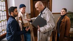 Bekannte Störenfriede: Kommissar Eisner (Robert Dölle, 2.v. re) will von Youssef El Kilali (Karim Chérif, li), was er in der Wohnung der Toten gefunden hat. Anne Marie Fuchs (Lina Wendel, re) und Max Höfel (Fabian Jaray, 2.v.li.) beobachten die Diskussion.