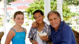 Beliebt bei jung und alt: Hotelmanager Markus Winter (Christian Kohlund, re.) mit den Kids Eva (Ronja Forcher) und Leonel (Luka Kumi).