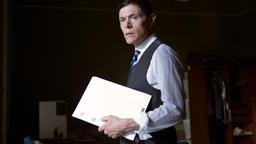 Ben (Burn Gorman), der Verwalter des Studentenwohnheimes, hilft Rose.