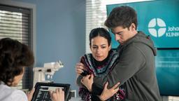 Ben (Philipp Danne) stützt Leyla (Sanam Afrashteh), es steht nicht gut um ihr Baby Raya. Prof. Karin Patzelt (Marijam Agischewa) checkt die Werte.