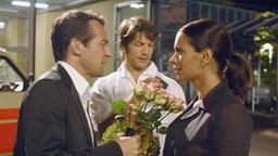 Ben (Hans-Werner Meyer, li.) will mit seiner Freundin Juliane (Sandra Speichert) feiern, doch die Ärztin muss mit ihrem Kollegen Stephan (Mickey Hardt) zum Notdienst.