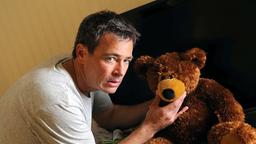 Benedikt (Jan Sosniok) hat in dem Teddybär eine Videokamera versteckt.