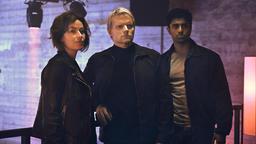 Beobachtung: Kommissar Van der Valk (Marc Warren, Mitte) und seine Kollegen Eddie Suleman (Azan Ahmed, li.) und Lucienne Hassell (Maimie McCoy, re.) haben einen guten Blick.