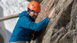 Bergführer Gregor Blanz (Nicholas Reinke) beim Klettertraining. Seine Verletzung schmerzt immer noch und die Gedanken sind bei dem verunglückten Kameraden.