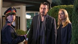 Bergmann (Hary Prinz) und Anni (Anna Unterberger) mit der Dorfpolizistin Renner (Eva Mayer, li.) am Tatort.