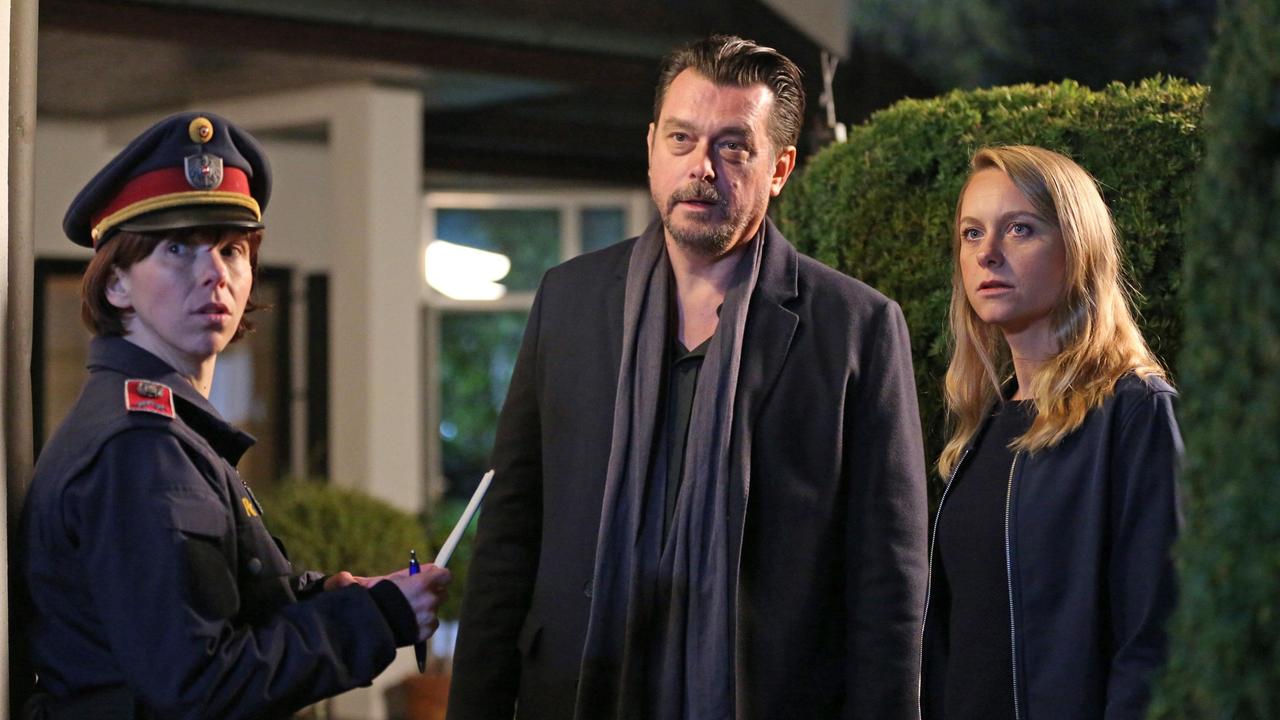 Bergmann (Hary Prinz) und Anni (Anna Unterberger) mit der Dorfpolizistin Renner (Eva Mayer, li.) am Tatort.