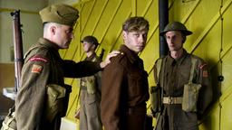 Bert Trautmann (David Kross, Mitte) ist Kriegsgefangener im Lager Lancashire.