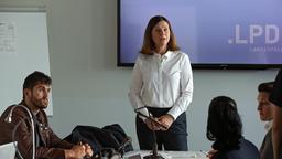 Besprechung im LKA: Nicole Sturm (Bettina Mittendorfer) informiert das Team über den aktuellen Mordfall.