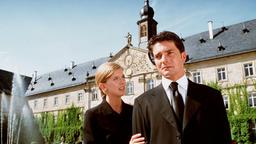 Bestürzt über den Tod seines Bruders, wendet sich Carl Graf von Wildberg-Reutlingen (Pascal Breuer) von seiner Verlobten Tina (Eva Habermann) ab.