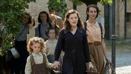 Betty (Sophie Stockinger, 2. v. re.), Tilla (Muriel Wimmer, re.), die kleine Milli (Amy Lee Wörgötter) und die anderen Kinder schöpfen neue Hoffnung.