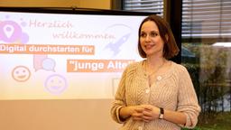 Bianca Lehnert (Nadja Becker) beginnt mit der schillernden Welt der Kurznachrichten.