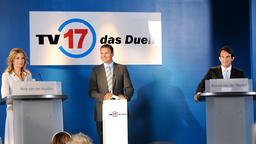 Der TV-Moderator (Axel Bulthaupt, Mitte) muss bei einer hitzigen Fernsehdebatte zwischen Nina (Ursula Karven) und ihrem Mann Robert (Hans-Werner Meyer, rechts) die Wogen glätten.
