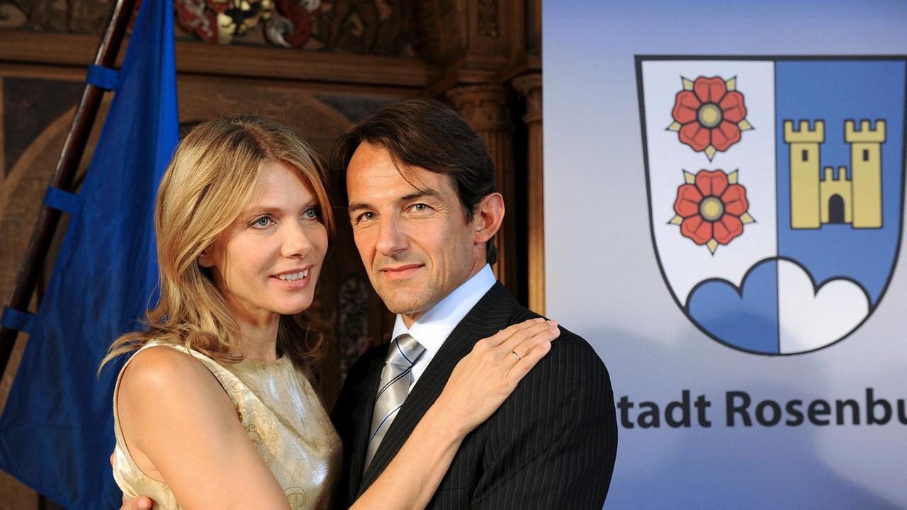 Bürgermeister Robert von der Heyden posiert mit seiner Frau Nina für Fotos.