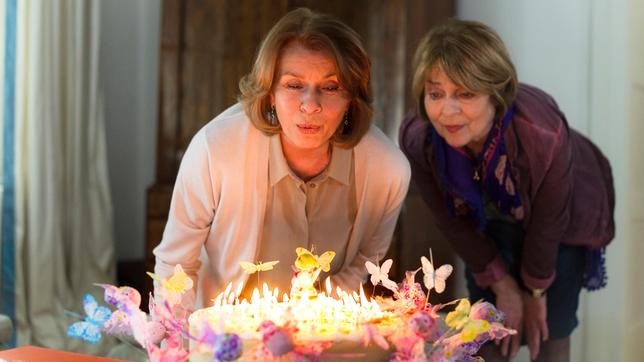 Bild: ARD Degeto/Sabine Finger Almuth bläst die Kerzen auf ihrer Torte aus.