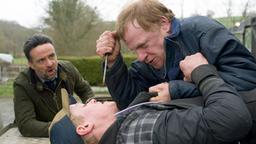 Tom Mathias versucht zu schlichten, als John Bell Gary Pearce mit einem Schraubenzieher angreift. 