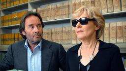 Commissario Brunetti spricht mit Franca Mariotti.