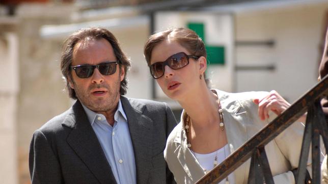 Bild: ARD Degeto/Martin Menke Commissario Brunetti und seine Frau Paola beobachten einen Überfall.
