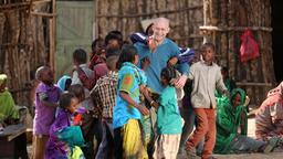 Frank in Äthiopien, umringt von Kindern