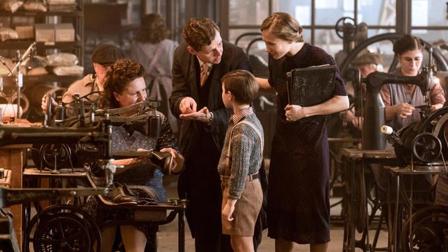 Adi mit seiner Familie in der Fabrik