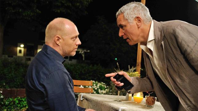 Bild: ARD Degeto/Hardy Spitz Dr. Chris Wegener (Simon Schwarz) und der Internist Henning Maurer (Ralph Herforth) rivalisieren um Vera.