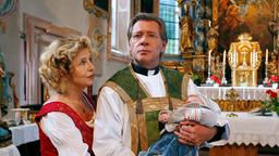 In der Kirche hält Pfarrer Steffensen das Findelkind Emil in seinen Armen. Neben ihm steht Sophie. 