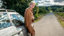 Tanja steht neben ihrem Auto