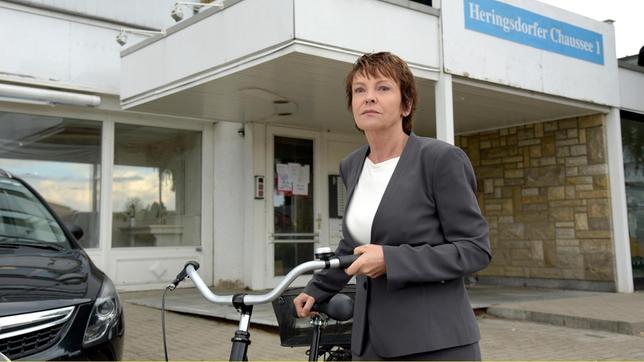 Bild: NDR/Christiane Pausch Karin Lossow (Katrin Sass) nach einem Besuch bei Malgorzata Kaminska.