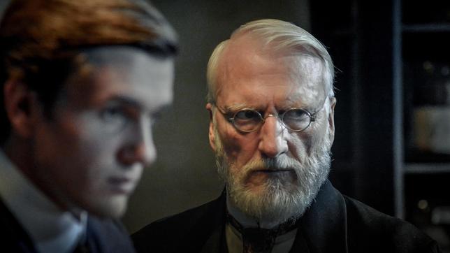 Bild: ARD/Nik Konietzny Georg Tischendorf in einer Vorlesung von Prof. Rudolf Virchow.