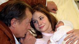 Klaus und Franziska mit dem Neugeborenen im Krankenhaus. 