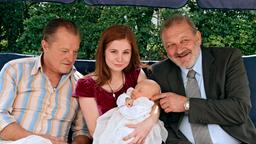 Fred und Klaus mit Franziska und dem Baby im Garten. 