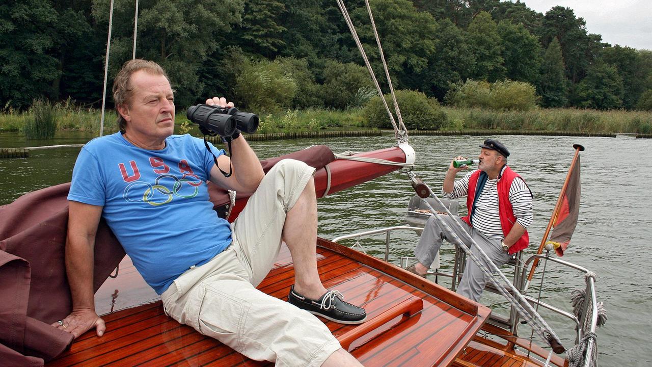 Klaus und Fred auf ihrem Segelboot.