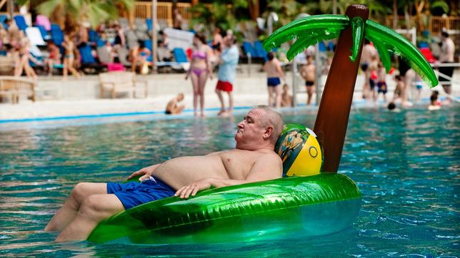 Bild: rbb/Arnim Thomaß Krause im Schwimmbad auf einer Luftmatraze.