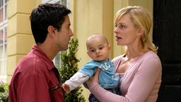 Susanne hält das Baby im Arm und streitet mit Frank.